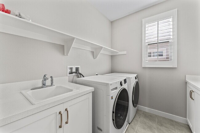 Building Photo - "Spacious Santa Clarita Sanctuary: 4-Bedro...