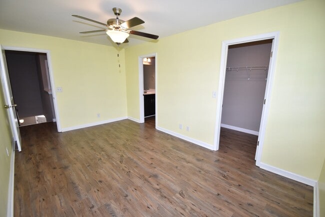Building Photo - 2 bedroom Dog Friendly Condo For Rent Near...