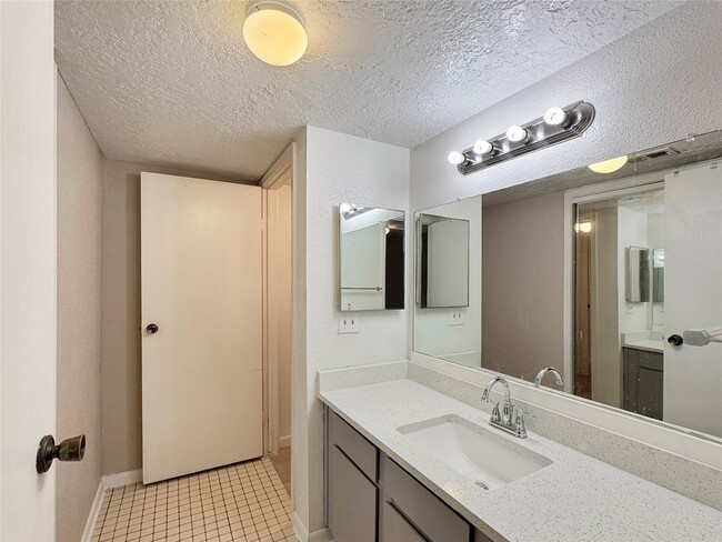 Building Photo - 2021 Spenwick Dr