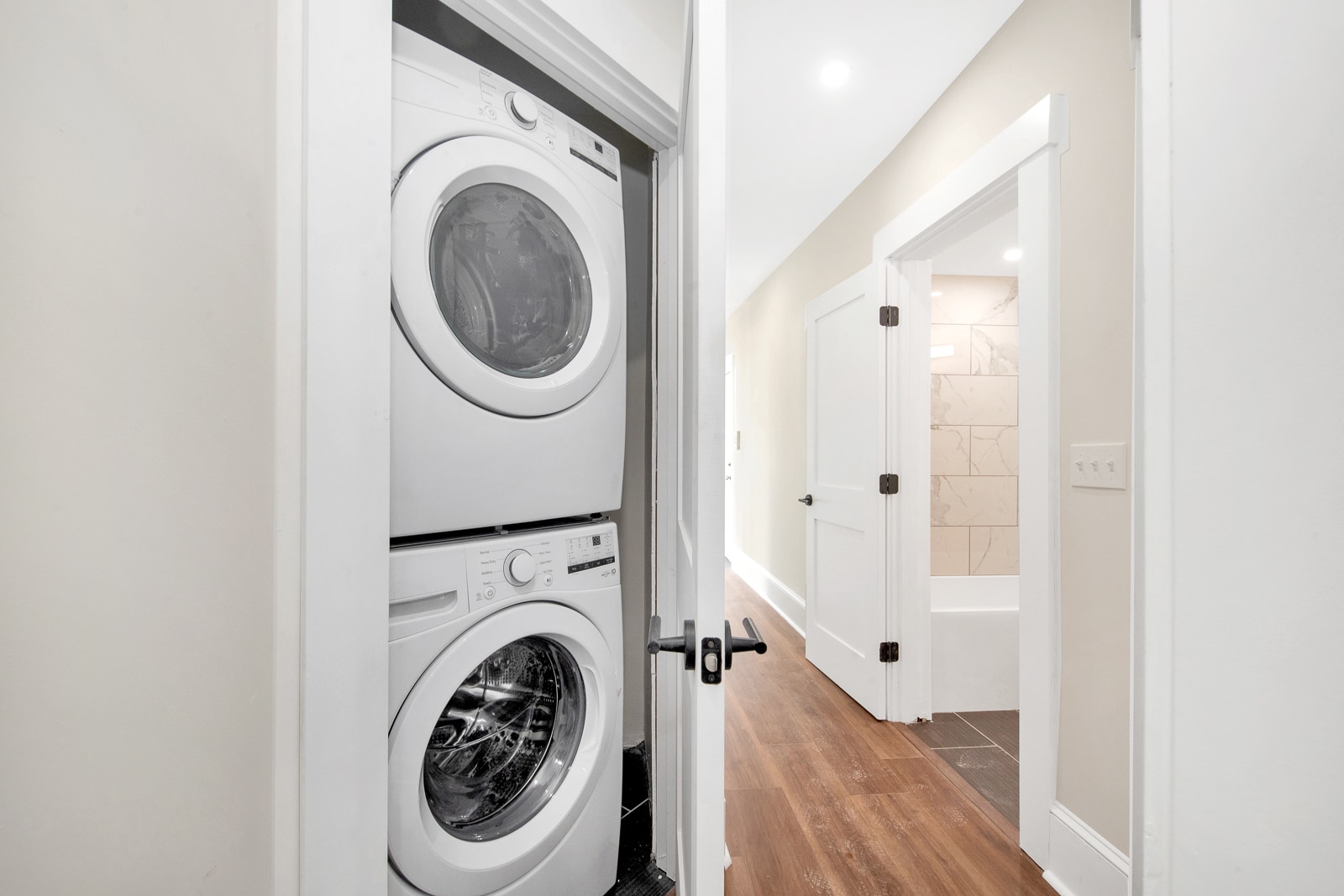 Building Photo - 105 School St