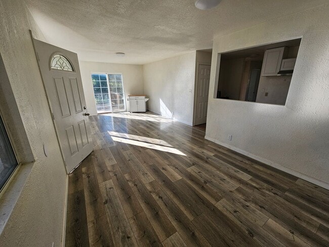 Building Photo - Park like setting Lower Lake