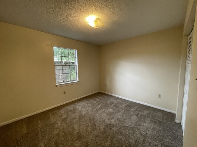 Building Photo - Apartment for Rent