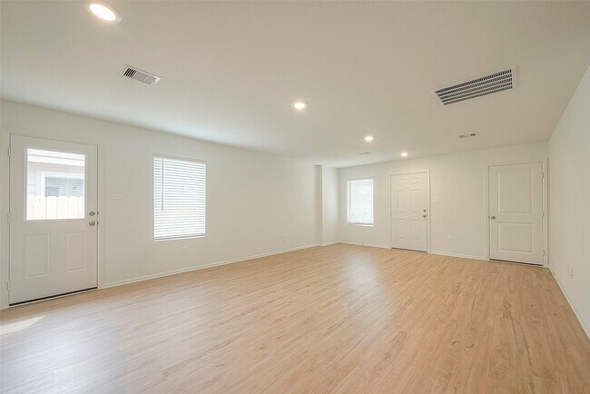 Building Photo - 1491 Las Cuevas Dr