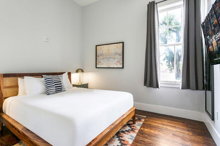 Building Photo - 1430 St Charles Ave