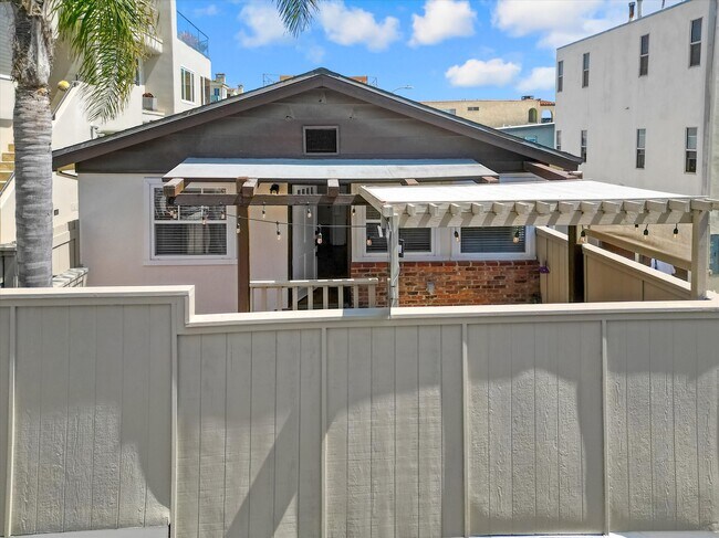 Building Photo - 218 25th Pl