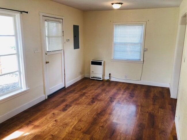 Building Photo - Freshly updated 3-bedroom 1 bath house off of River Rd. MOVE IN SPECIAL!