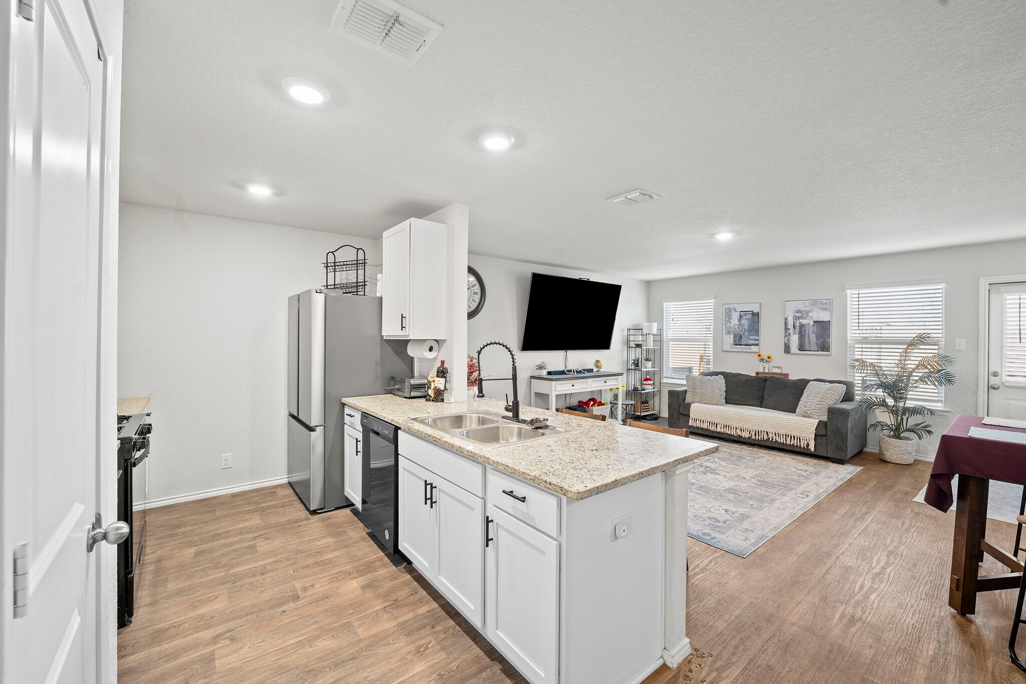 Building Photo - 923 Empress Brilliant