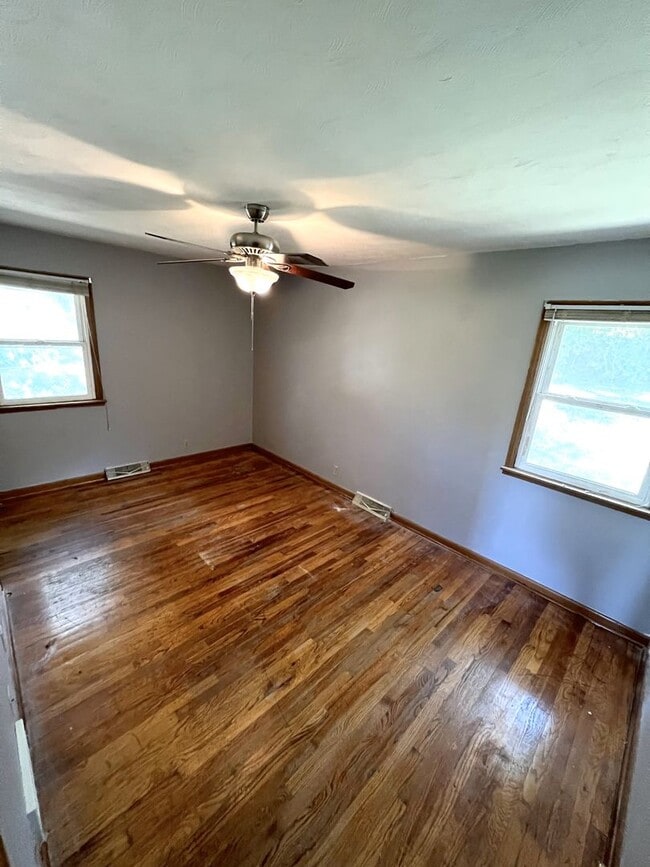 Building Photo - Bright & Spacious 3-Bedroom Duplex Unit on Large Corner Lot with Wood Floors & Garage!