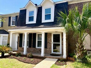 Building Photo - Available 9/15. Beautifully Remodeled Town...