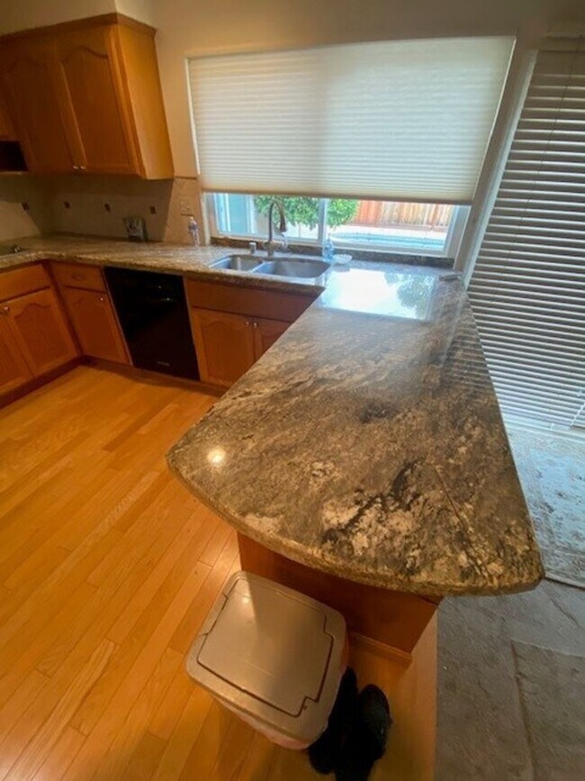 Building Photo - Beautiful Single Story Home Located in Ple...