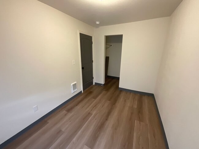 Building Photo - 547 E Hickory St