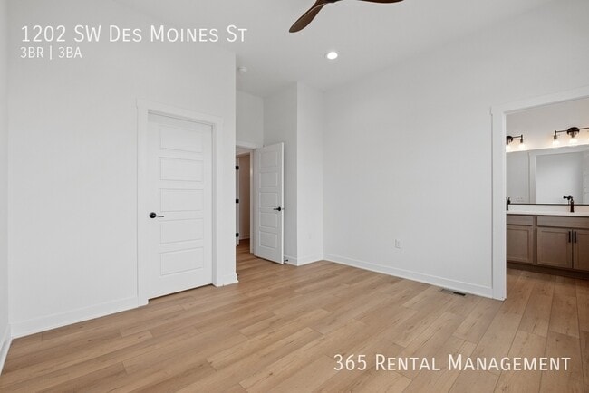 Building Photo - 1202 SW Des Moines St