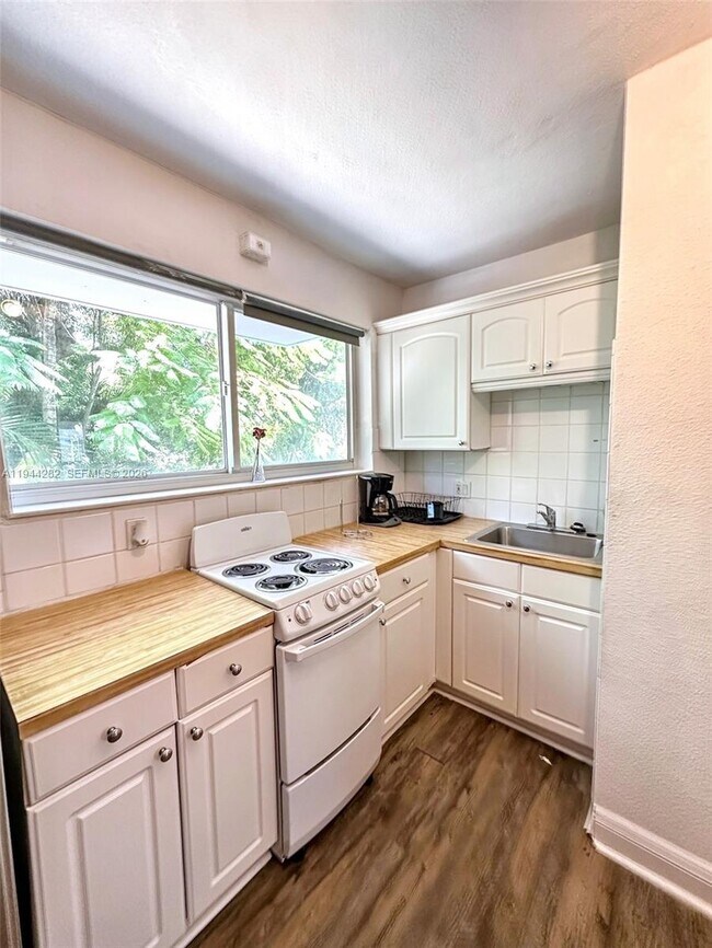 Building Photo - 3071 SW 27th Ave