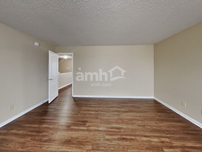 Building Photo - 10935 Parker Dr
