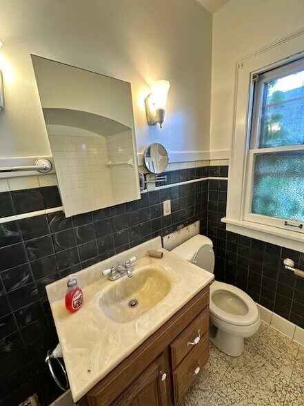 Building Photo - 2328 S 75th St