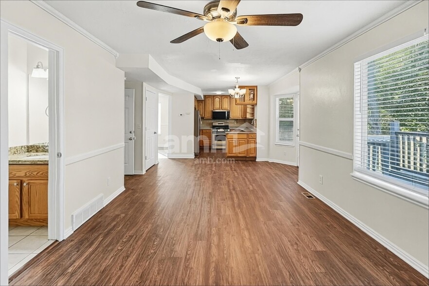 Building Photo - 860 Country Club Dr
