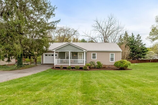 Building Photo - Spacious Ranch Close to Campus