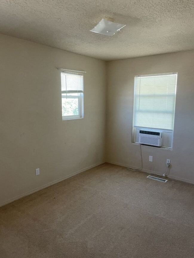 Building Photo - Convenient Westside location!