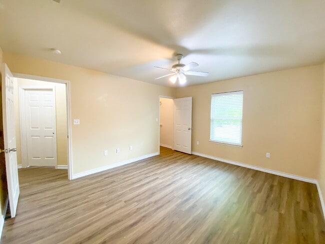Building Photo - Spacious 3 Bedroom Duplex in Cooper!