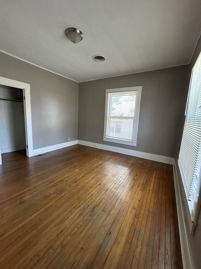 Building Photo - Large 3 bedroom 1 bath steps away from PSU Campus!!