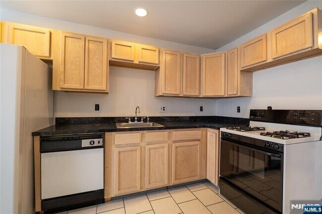 Building Photo - 65 2nd St