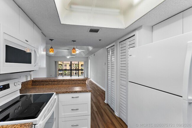 Building Photo - 700 Uno Lago Dr