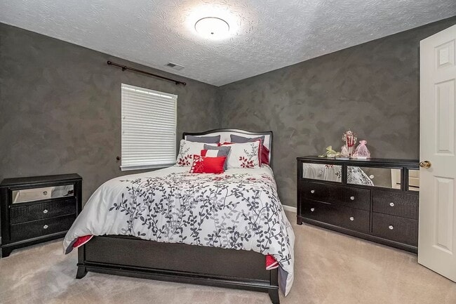 Building Photo - Townhome With Garage!