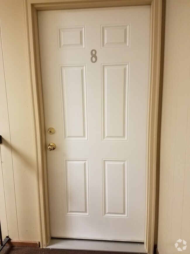 Building Photo - Large Two Bedroom Apt