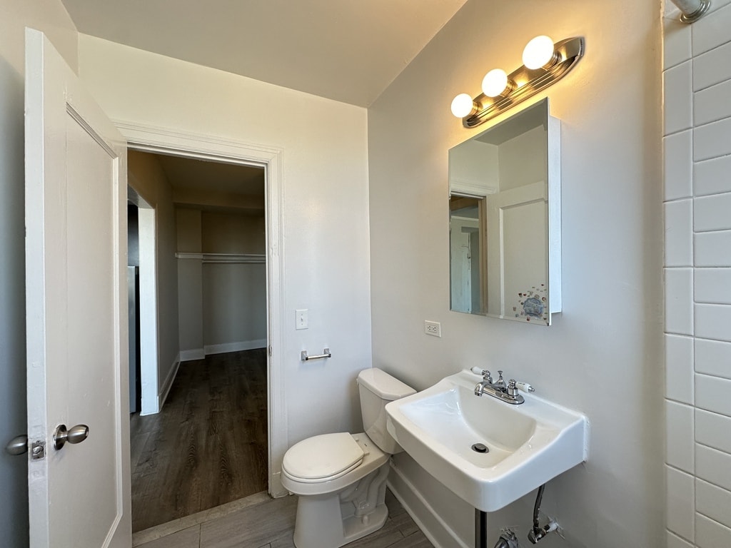 Building Photo - 3335 W Diversey Ave