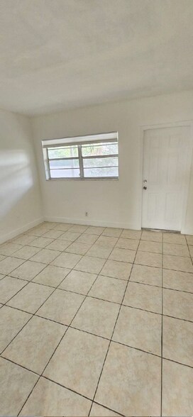 Building Photo - 230 SW 11th Ave
