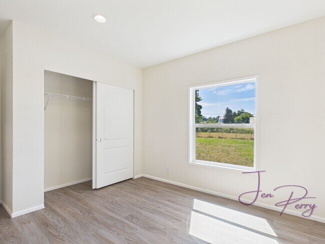 Building Photo - Large Spacious 5 Bedroom House with Fenced Yard
