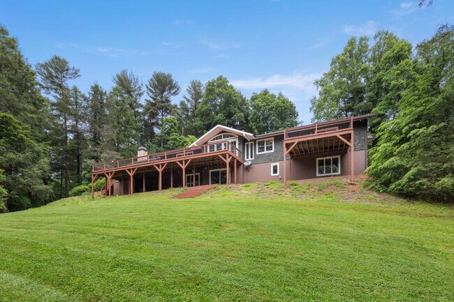 Building Photo - Spacious and Private Home in Biltmore Forest