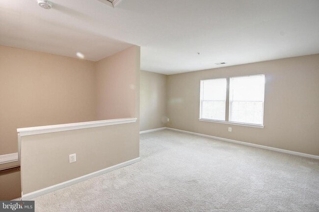 Building Photo - 586 Eisenhower Dr