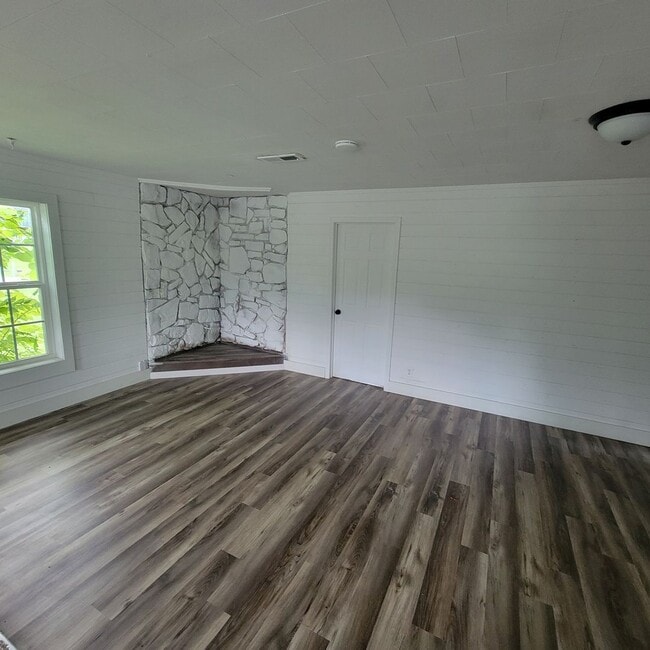 Building Photo - 2 Bed, 1.5 Bath-Residential/Commercial