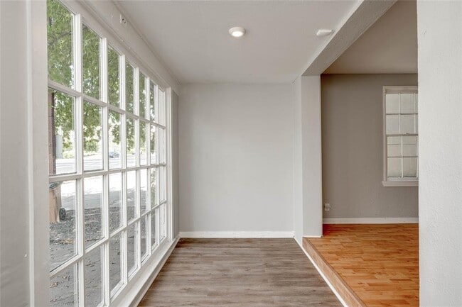 Building Photo - 807 W 12th St