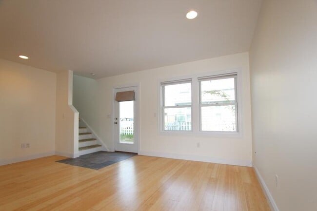 Building Photo - 18 Monroe St