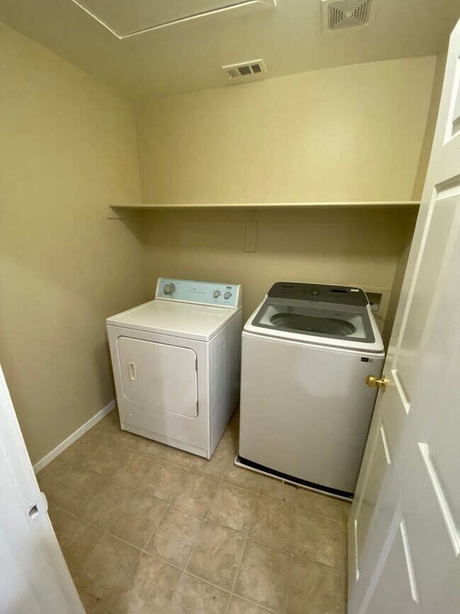 Building Photo - Beautiful 6 bed/3 bath home located in the SW area of Las Vegas