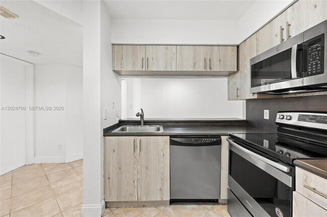 Building Photo - 1025 Coral Club Dr