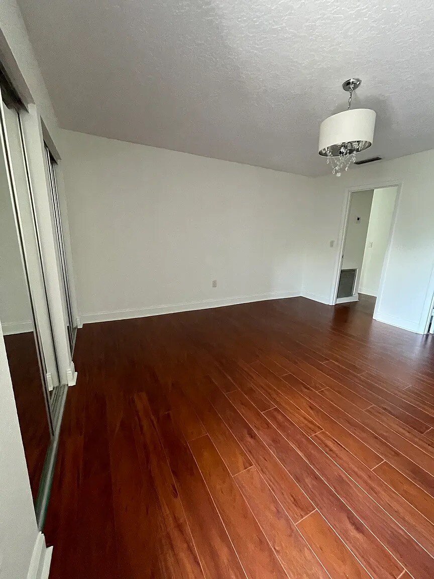 Upstairs second bedroom - 2190 Woodbridge Rd