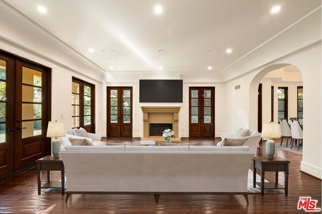 Building Photo - 823 Yale St