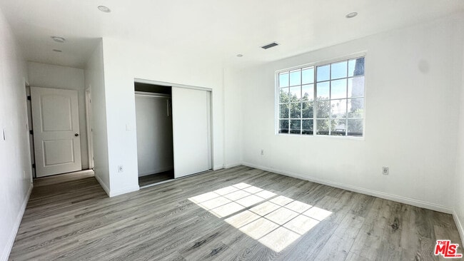 Building Photo - 16023 Wyandotte St