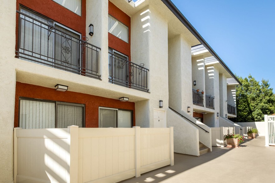 Primary Photo - Chatsworth Plaza Apartments
