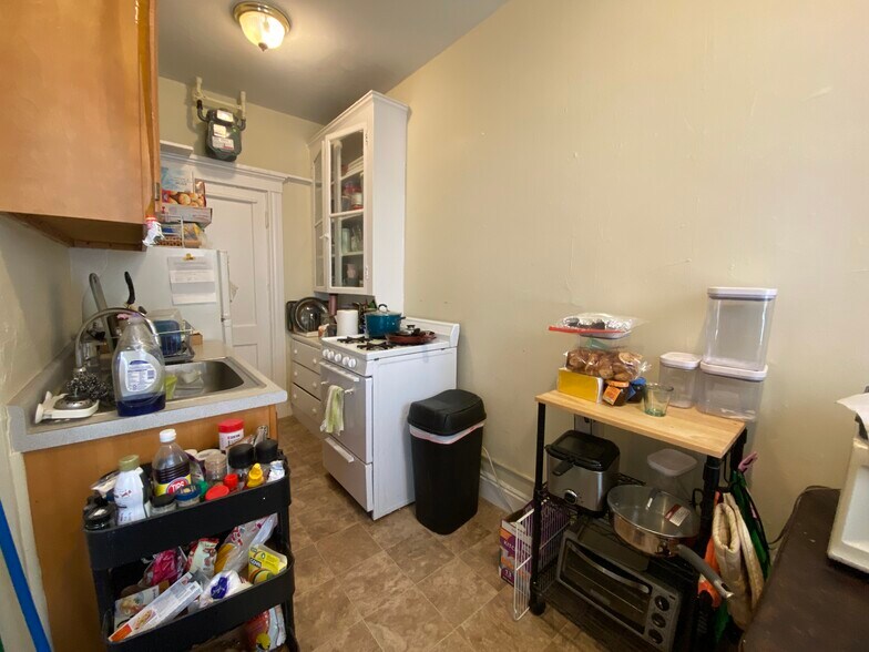 Primary Photo - 156 Kelton St