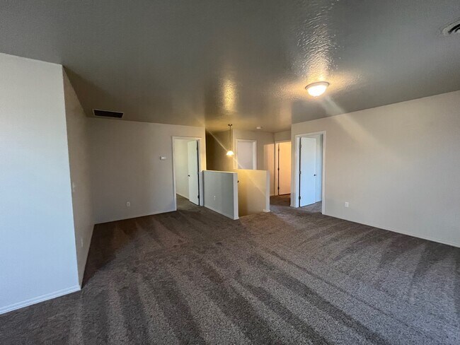 Building Photo - 945 W Woodpine St