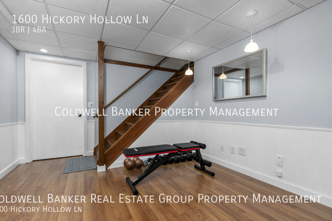 Building Photo - 1600 Hickory Hollow, Menasha