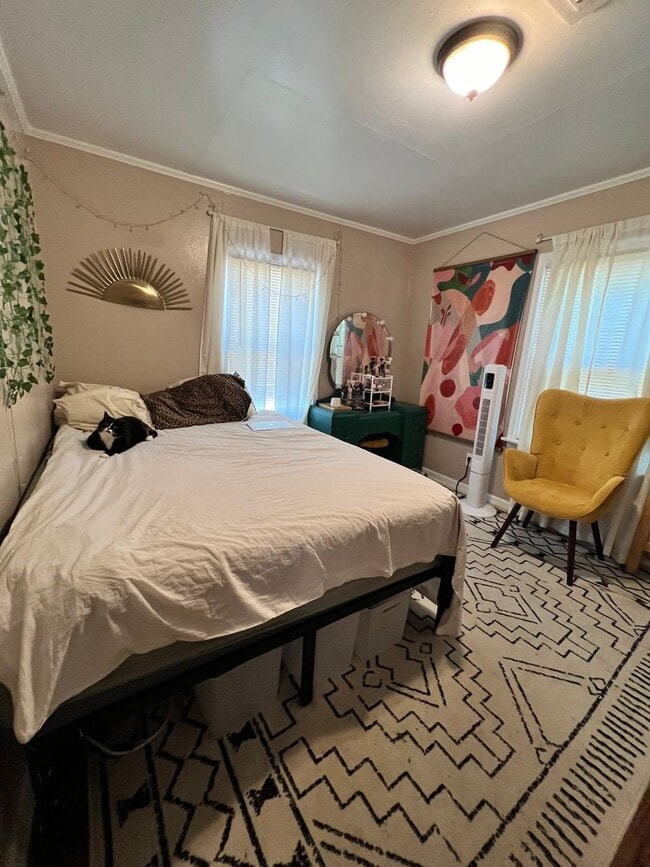 Building Photo - Spacious and bright Upper One Bedroom