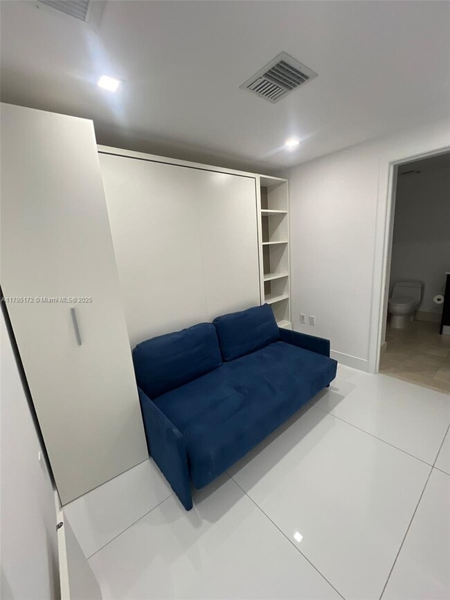 Building Photo - 17121 Collins Ave