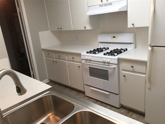 Building Photo - 1910 Westridge Dr