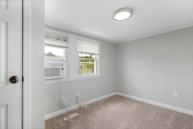Building Photo - 2 Bed and Den