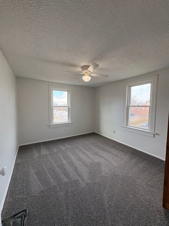 Building Photo - Large three bedroom one bathroom home for rent